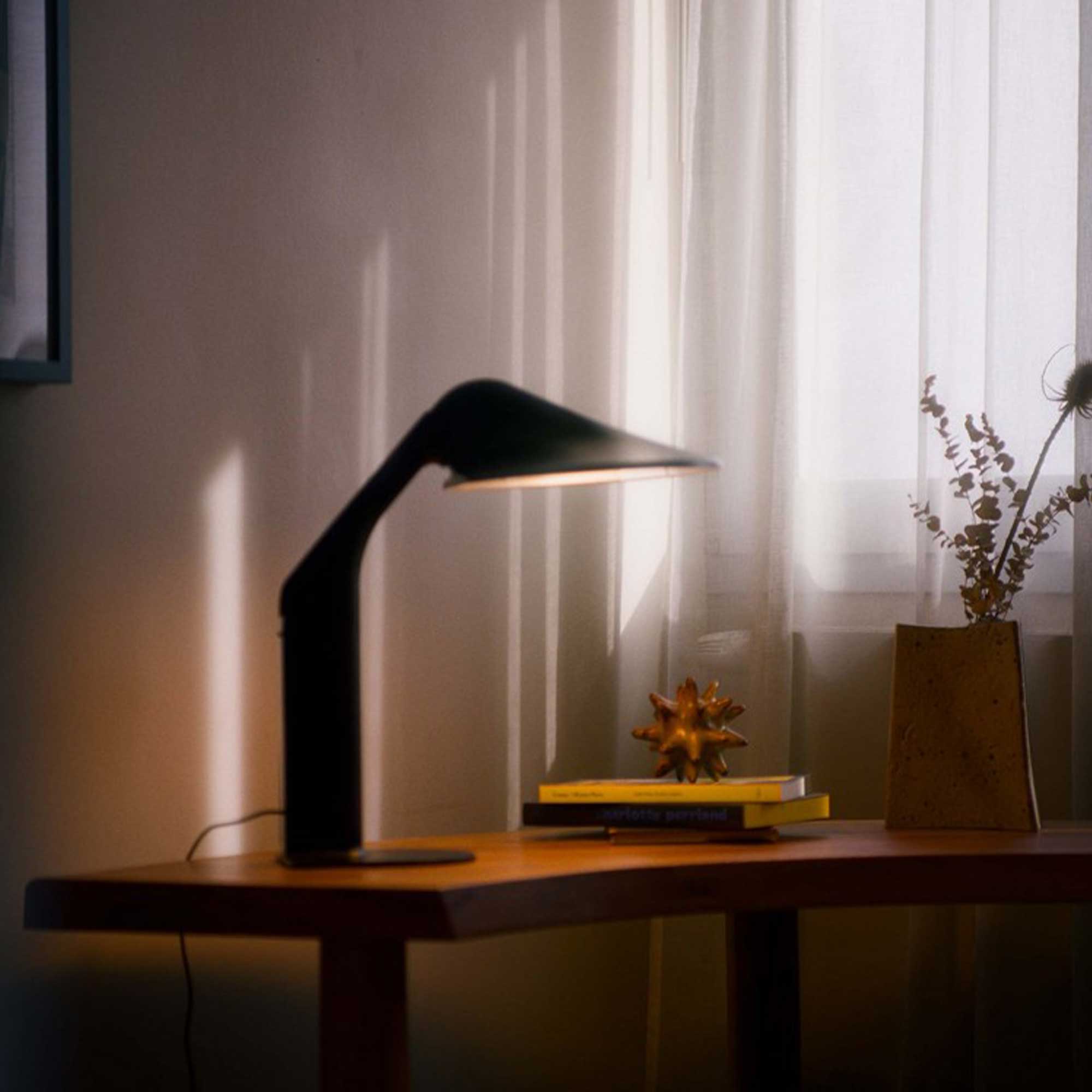 DCW éditions Ниваки LED настолна лампа