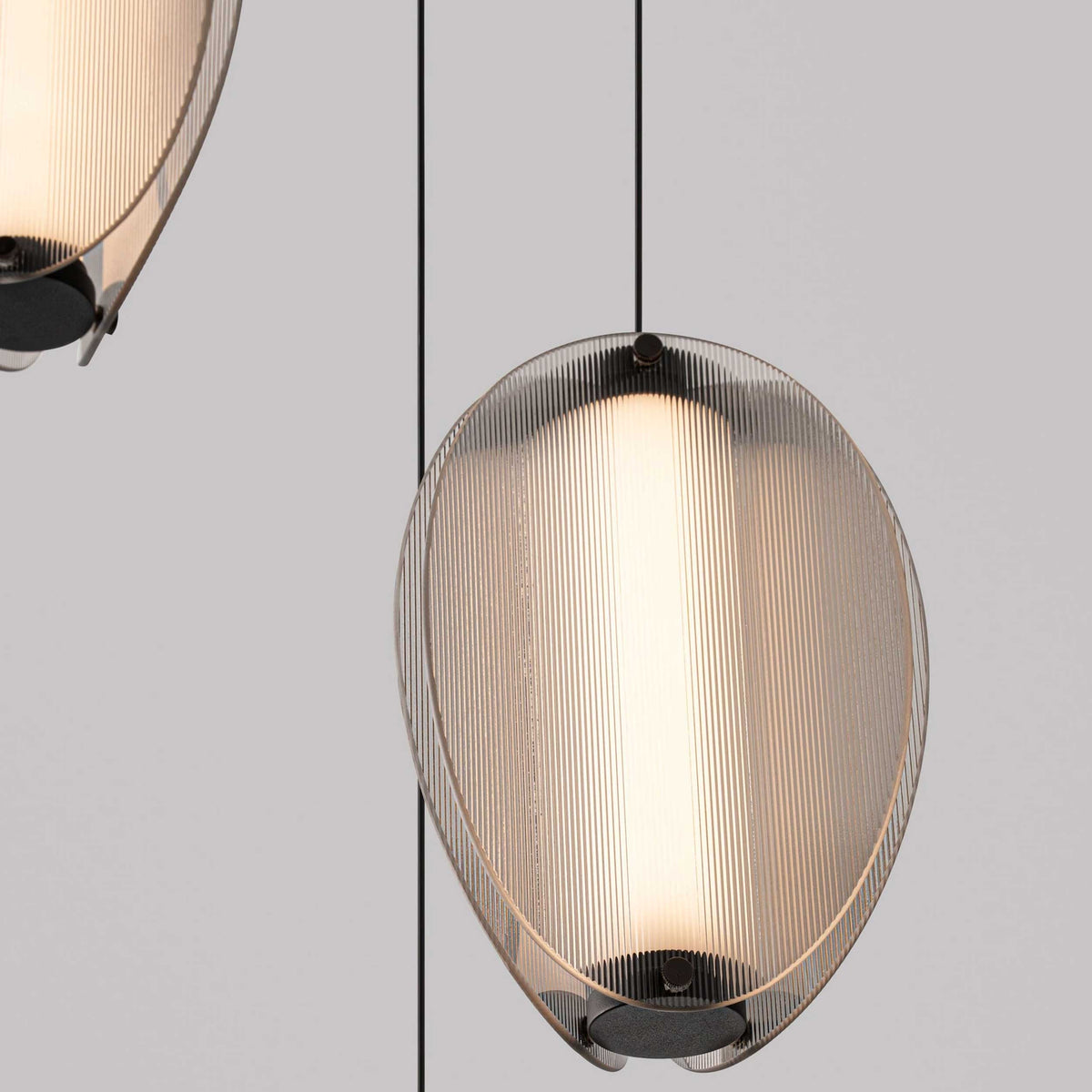 Nova Luce Noir LED висяща лампа с вертикална осветяваща ос