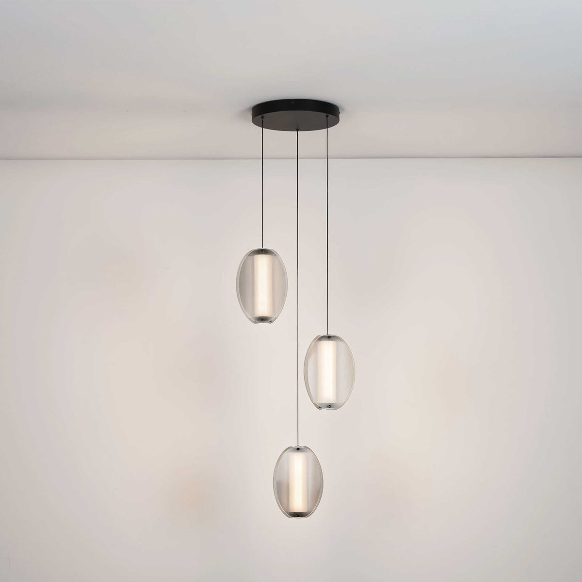 Nova Luce Noir LED висяща лампа с вертикална осветяваща ос