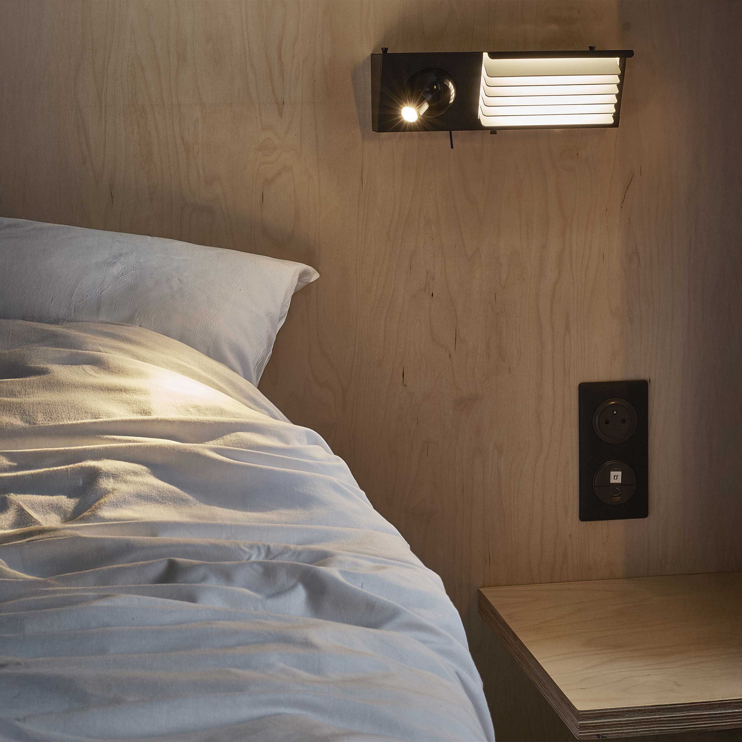 DCW éditions Biny LED стенна лампа за легло
