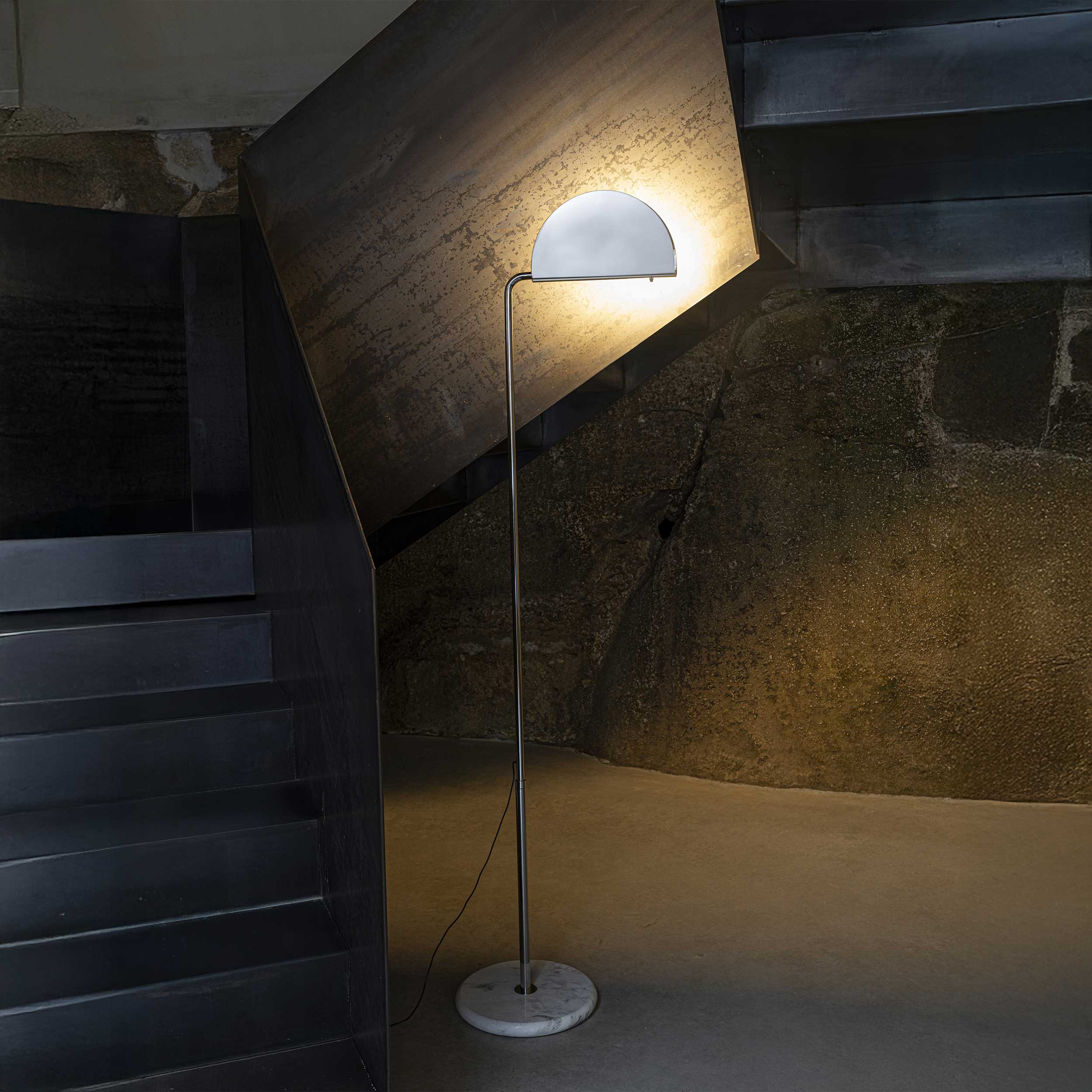DCW éditions Mezzaluna LED подова лампа