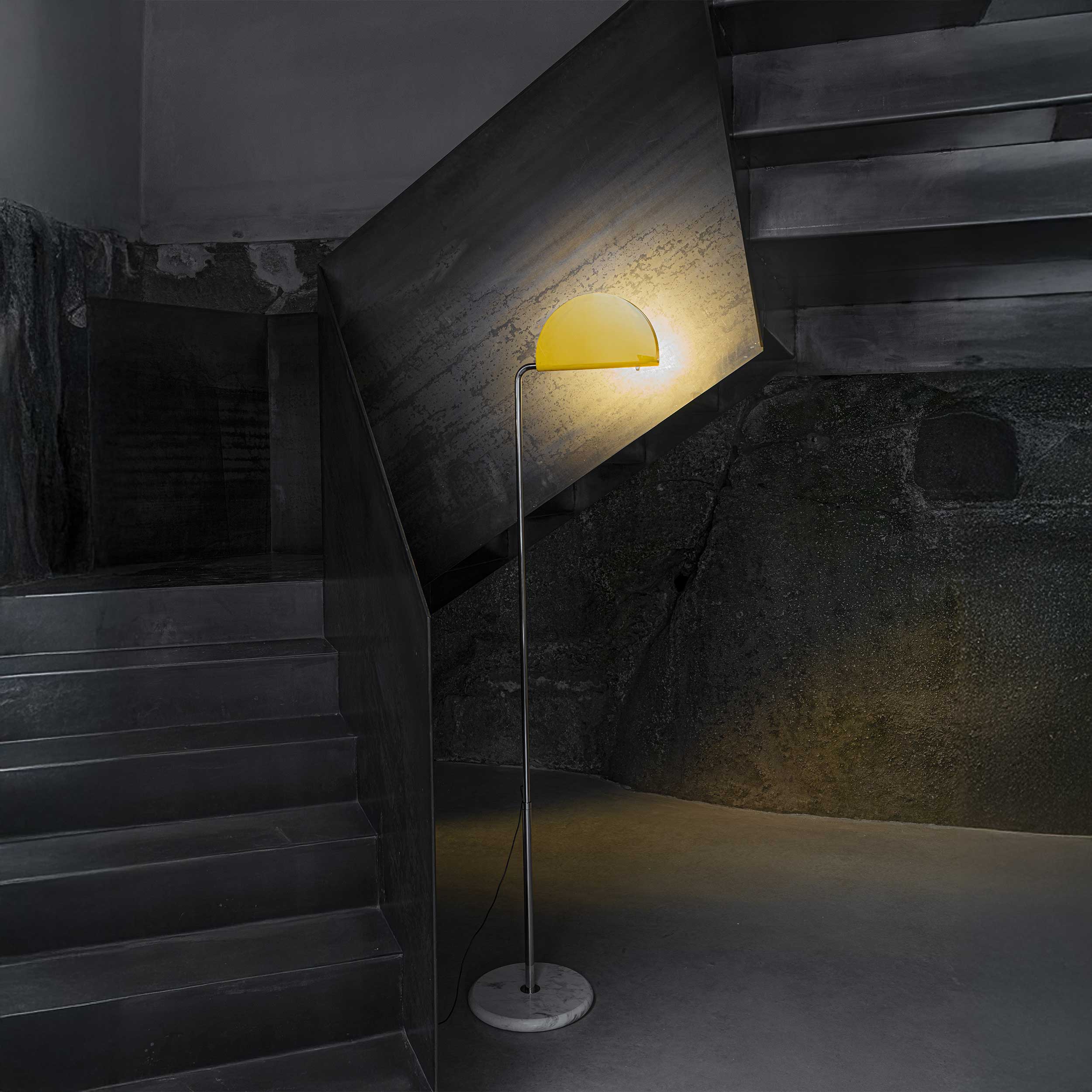 DCW éditions Mezzaluna LED подова лампа