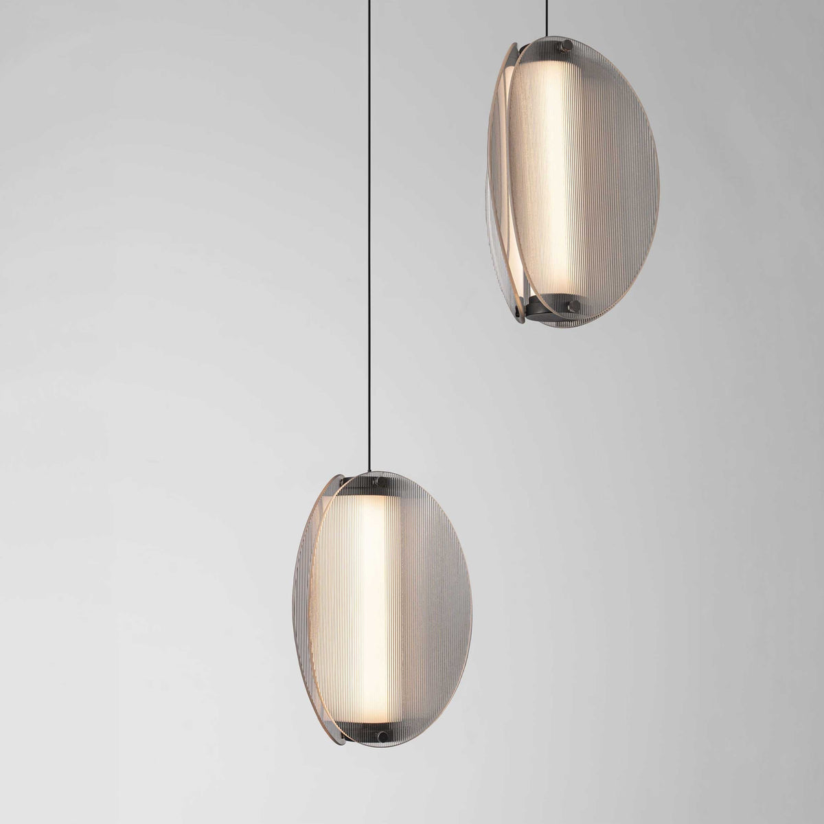 Nova Luce Noir LED висяща лампа с вертикална осветяваща ос